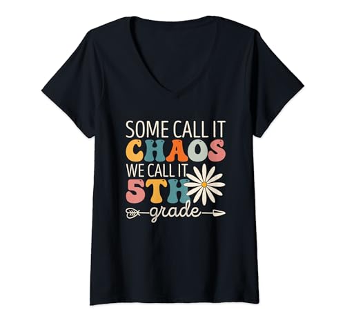 Algunos lo llaman caos lo llamamos maestro de quinto grado de quinto grado Camiseta Cuello V
